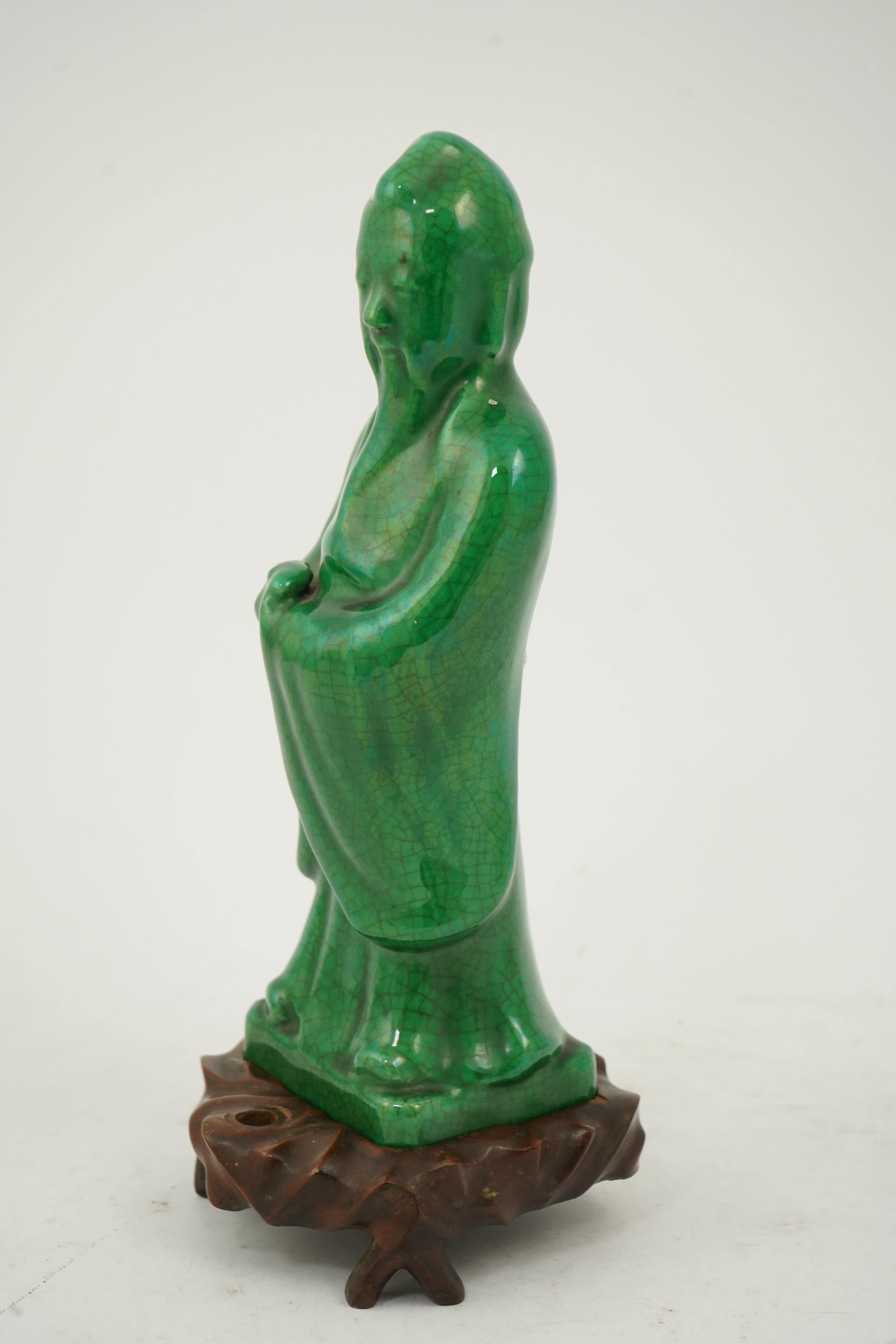 A Chinese green crackle-glazed figure of Shouxing, 18th/19th century